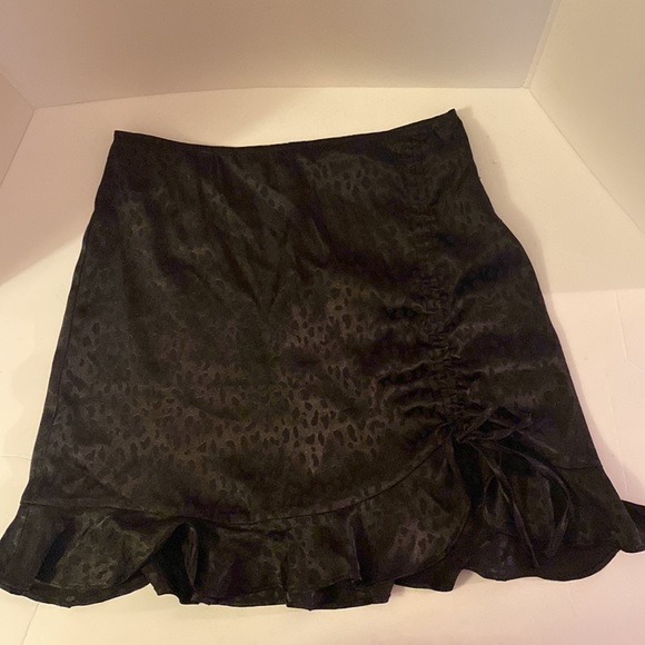 Forever 21 Black on Black Leopard Print Ruffles and side Rouching Skirt Sz Small - Picture 1 of 11